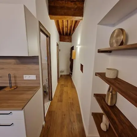 Cosy In Old Town, 2 Mins Walking Distance To
